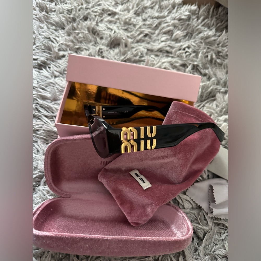 Sunglasses 🕶️ miu miu
